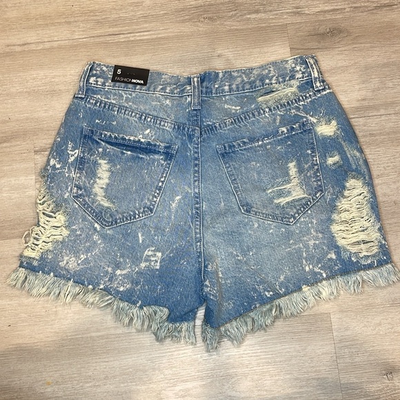 NWT Fashion Nova Nothing Compares Non Stretch Denim Shorts - Acid Wash Blue Sz 5 - Picture 7 of 8